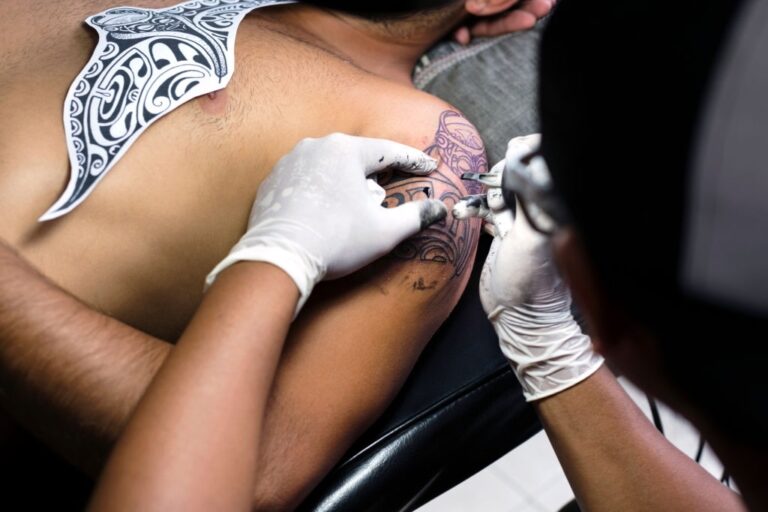 TATTOOS AND THE EFFECT OF SUN DAMAGE IN PEOPLE OF COLOR TATTOOS AND THE EFFECT OF SUN DAMAGE IN PEOPLE OF COLOR